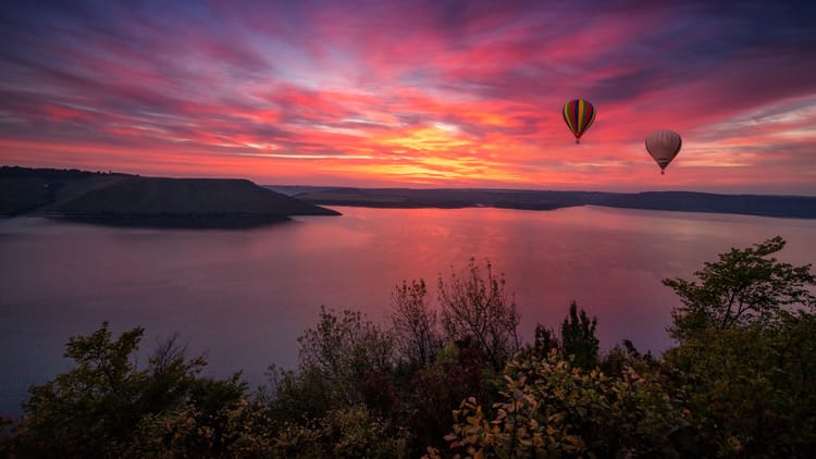 bakota-bay-at-purple-sunset-with-two-hot-air-ballooon